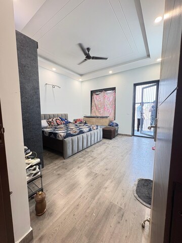 Bedroom in 3 BHK Builder Floor at DLF City Centre, Maruti Vihar – for Rent