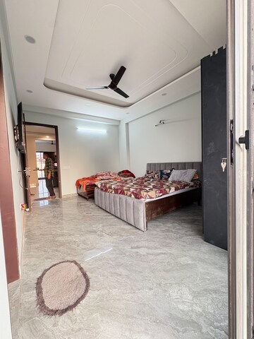 Bedroom in 3 BHK Builder Floor at DLF City Centre, Maruti Vihar – for Rent