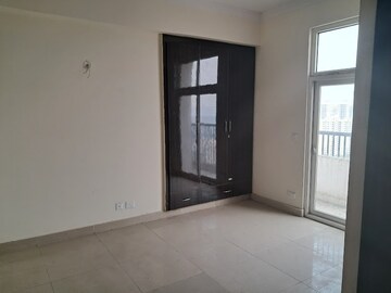 Room in 4 BHK Apartment at Amrapali Platinum, Sector 119 – for Sale