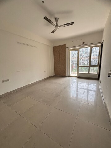Room in 2.5 BHK Apartment at Panchsheel Greens II, Sector 16 Greater Noida – for Sale