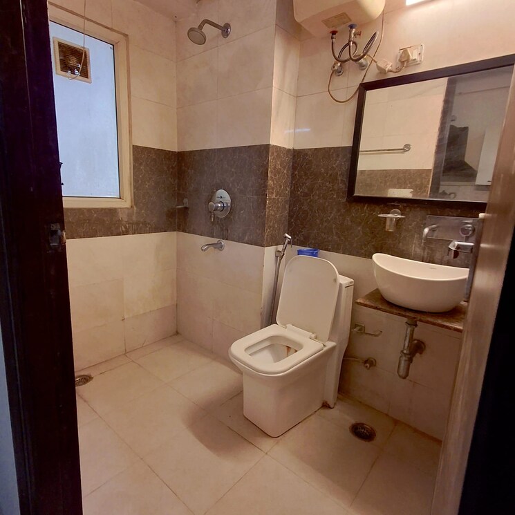 Attached Bathroom, sector 39 1 RK 600 Sq.Ft. Builder Floor In Sector 39 Gurgaon 9303448