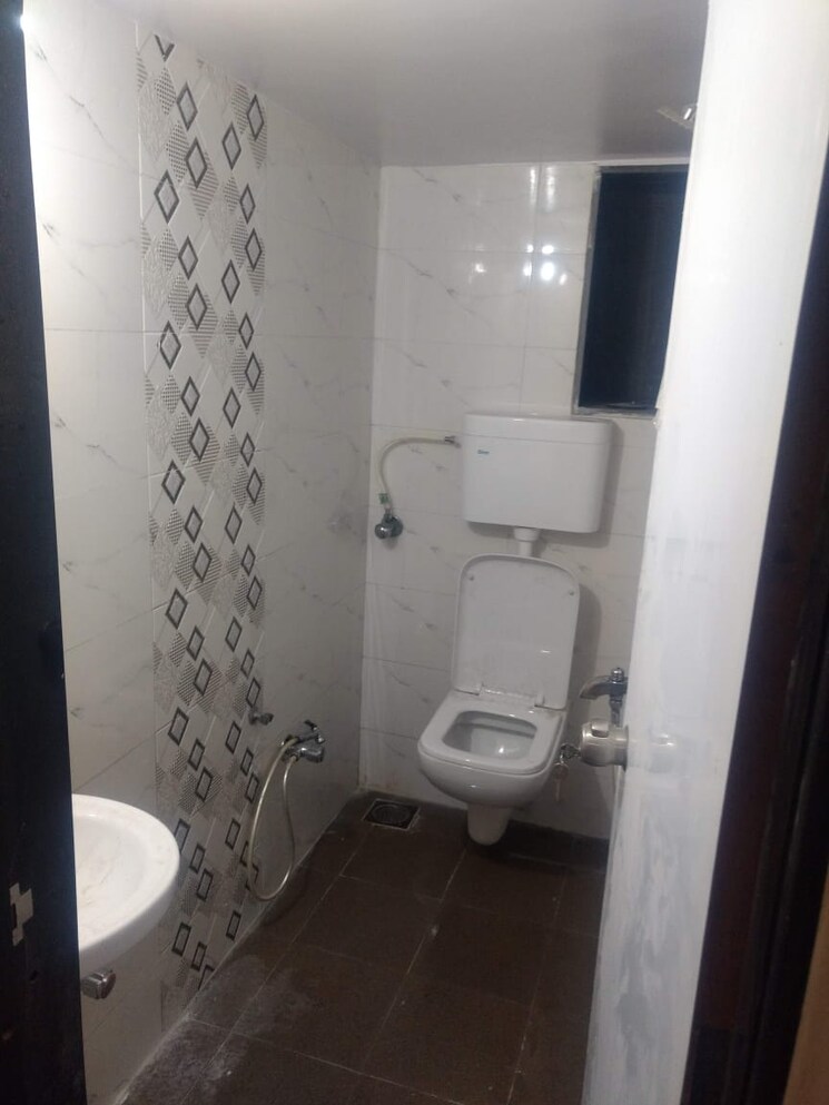Bathroom, mahim 2 Bedroom 850 Sq.Ft. Apartment In Mahim Mumbai 9303482