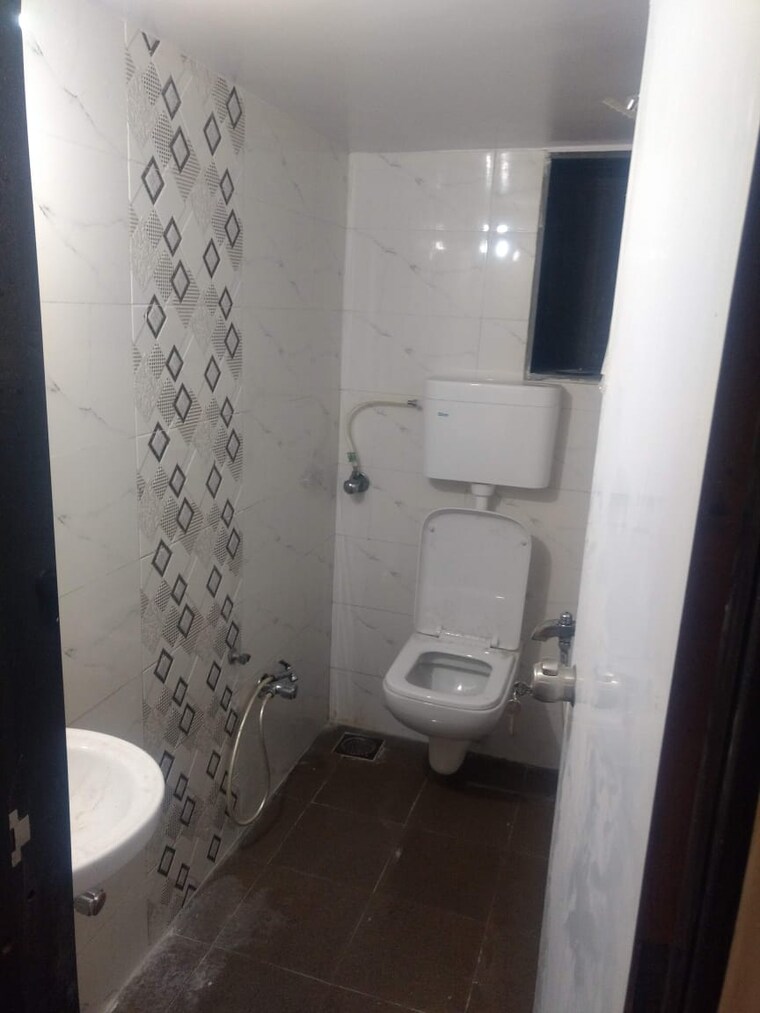 Bathroom, mahim 2 Bedroom 850 Sq.Ft. Apartment In Mahim Mumbai 9303482