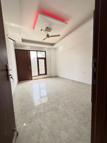 Room in 3 BHK Builder Floor at Malibu Town – for Rent