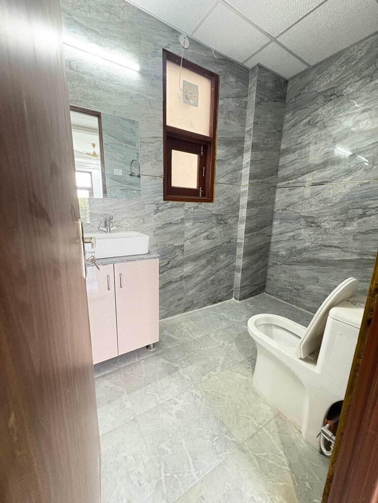 Bathroom, malibu town 3 Bedroom 1975 Sq.Ft. Builder Floor In Malibu Town Gurgaon 9303587
