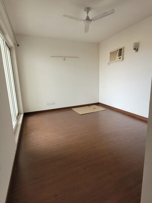 Room in 3 BHK Apartment at Emaar Palm Gardens, Sector 83 – for Rent