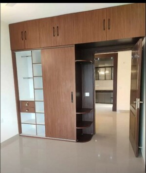 Room in 3 BHK Apartment at Omaxe Waterscapes, Gomti Nagar – for Rent