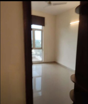 Room in 3 BHK Apartment at Omaxe Waterscapes, Gomti Nagar – for Rent