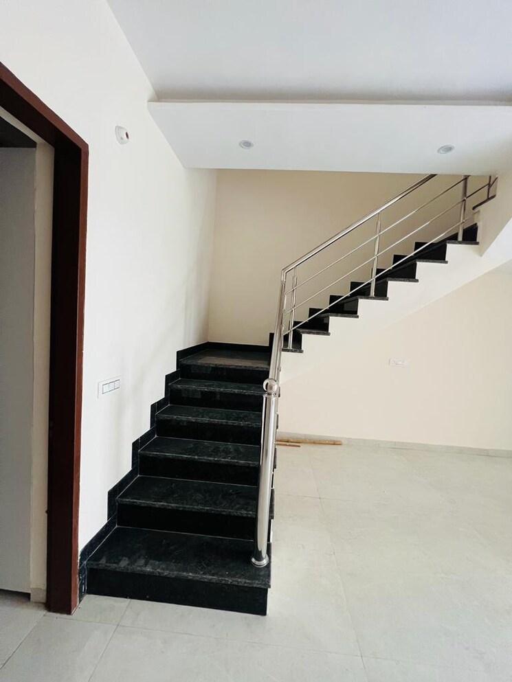 undefined, patiala road 3 Bedroom 200 Sq.Yd. Independent House In Patiala Road Zirakpur 9303694