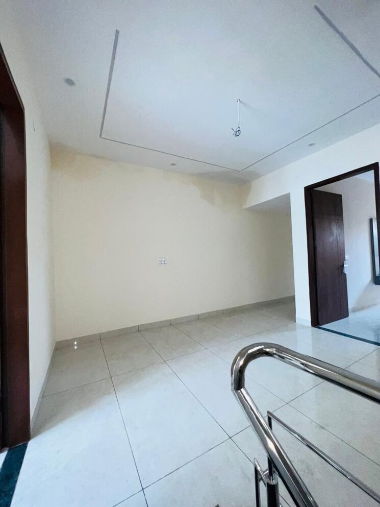 Room, patiala road 3 Bedroom 200 Sq.Yd. Independent House In Patiala Road Zirakpur 9303694