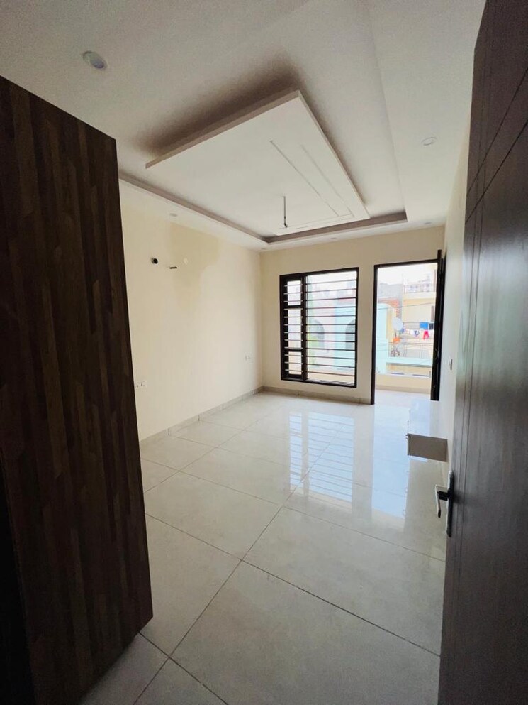 Room, patiala road 3 Bedroom 200 Sq.Yd. Independent House In Patiala Road Zirakpur 9303694