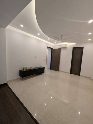 Room in 1 BHK Builder Floor at Unitech Infospace, Sector 21 – for Rent