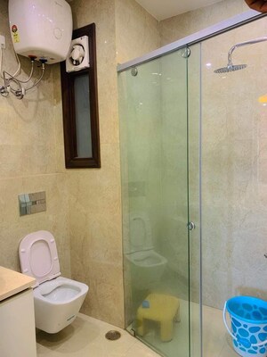 Bathroom in 3 BHK Builder Floor at Unitech South City 1, South City 1 – for Rent