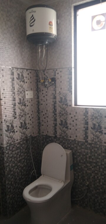 Bathroom in 1 RK Builder Floor at Vipul World Plots, Sector 48 – for Rent