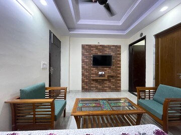 Bedroom in 1 BHK Builder Floor at Dlf City Phase 3 – for Rent