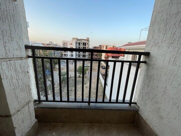 Balcony in 1 BHK Builder Floor at Dlf City Phase 3 – for Rent