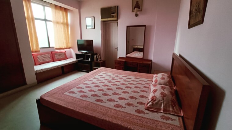 Bedroom, dlf-silver-oaks 4 Bedroom 2200 Sq.Ft. Apartment In Sector 26 Gurgaon 9303855