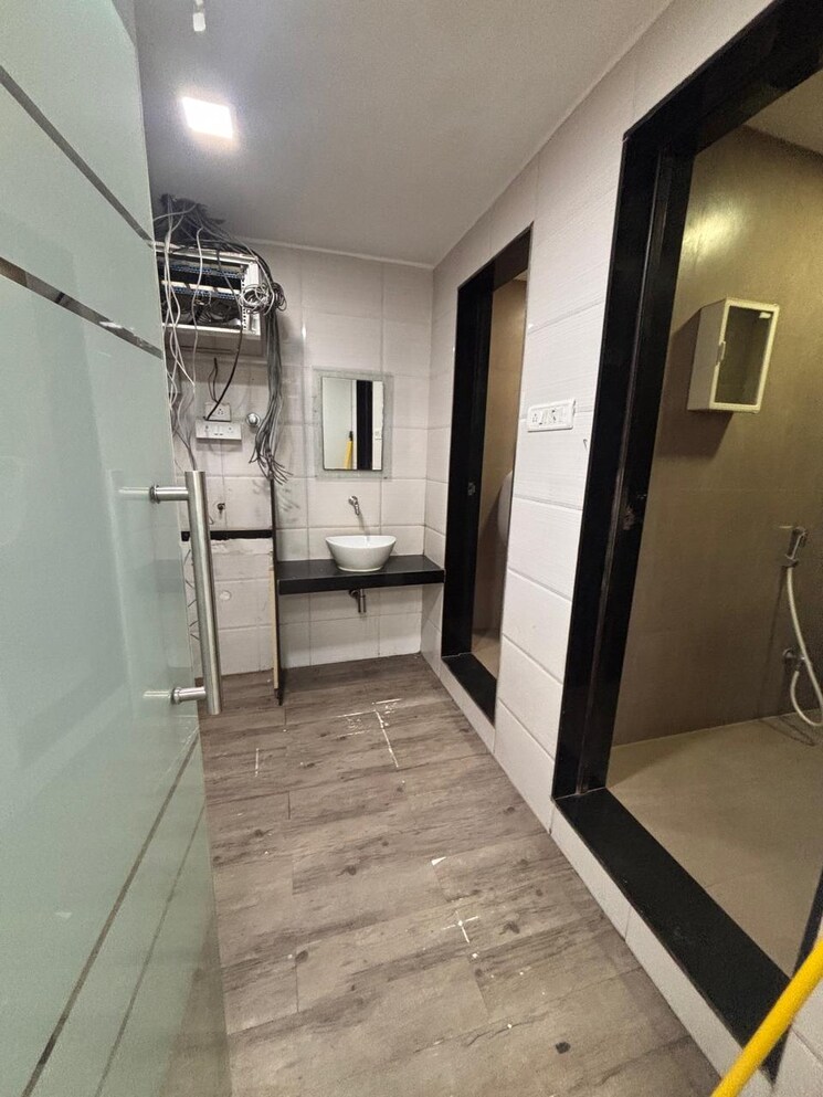 Washroom, everest-grande Commercial Office Space 1500 Sq.Ft. In Andheri East Mumbai 9303929
