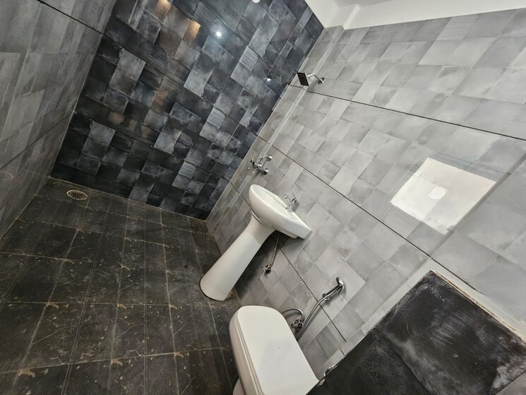 Bathroom, pir machalla 3 Bedroom 1800 Sq.Ft. Apartment In Pir Machalla Zirakpur 9304143