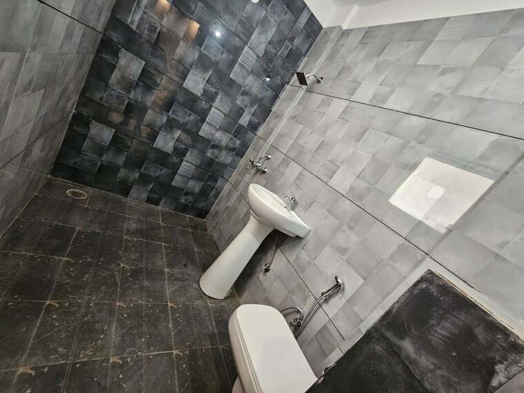 Bathroom, pir machalla 3 Bedroom 1800 Sq.Ft. Apartment In Pir Machalla Zirakpur 9304143