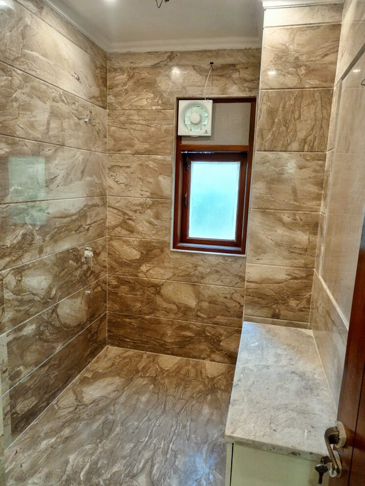 Room, new friends colony 2 Bedroom 500 Sq.Yd. Builder Floor In New Friends Colony Delhi 9304285