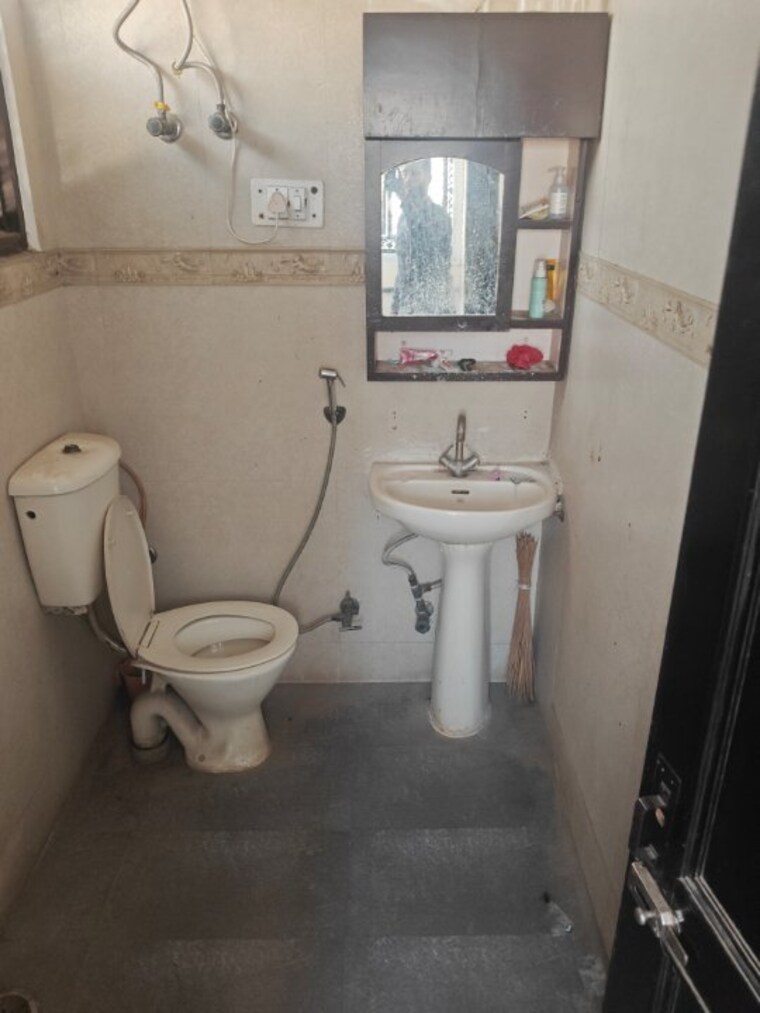 Bathroom, old rajinder nagar 1 RK 525 Sq.Ft. Independent House In Old Rajinder Nagar Delhi 9304227