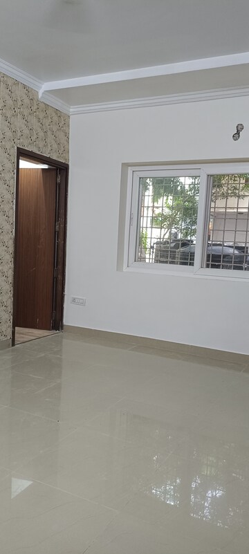 Room in 4 BHK Builder Floor at Sector 23 – for Rent