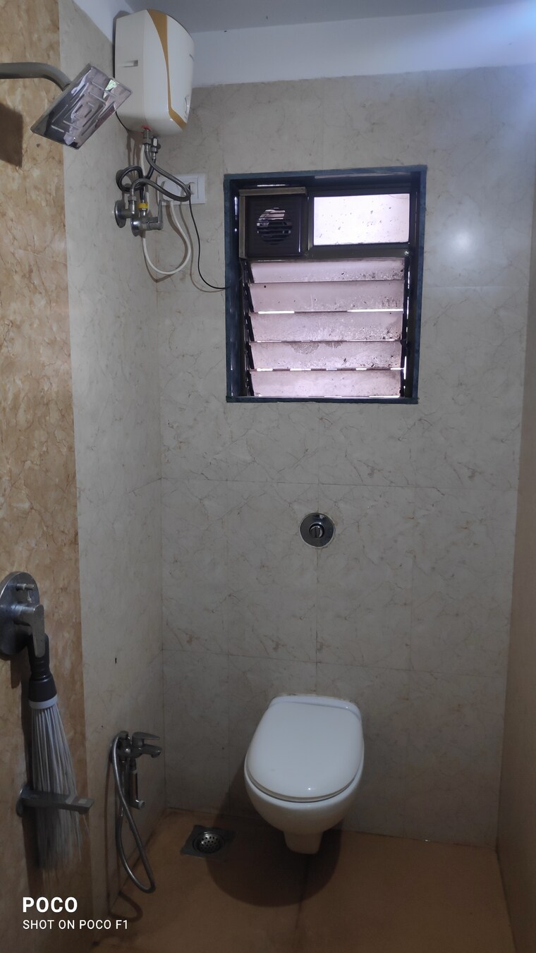 Bathroom, kurla east Pg For Boys In Kurla East 9304382