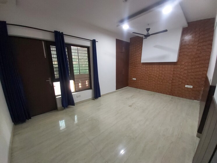 Room, bptp-parkland 3 Bedroom 2257 Sq.Ft. Builder Floor In Sector 75 Faridabad 9304404