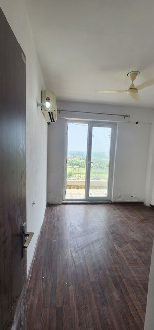 Room in 2 BHK Apartment at BPTP Discovery Park, Sector 80 – for Rent