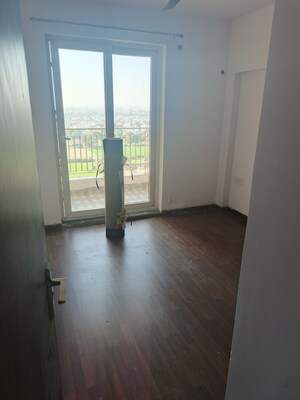 Room in 2 BHK Apartment at BPTP Discovery Park, Sector 80 – for Rent