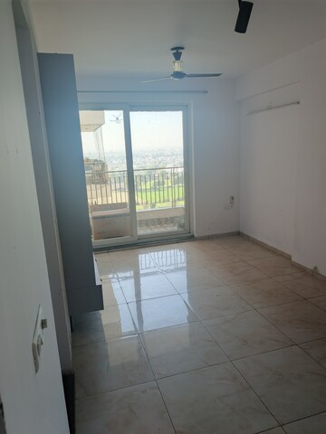 Room in 2 BHK Apartment at BPTP Discovery Park, Sector 80 – for Rent