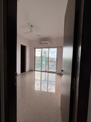 Room in 3 BHK Apartment at JP Decks, Goregaon East – for Rent