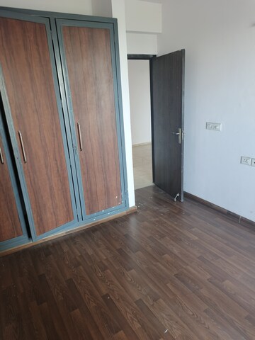 Room in 3 BHK Apartment at BPTP Discovery Park, Sector 80 – for Rent