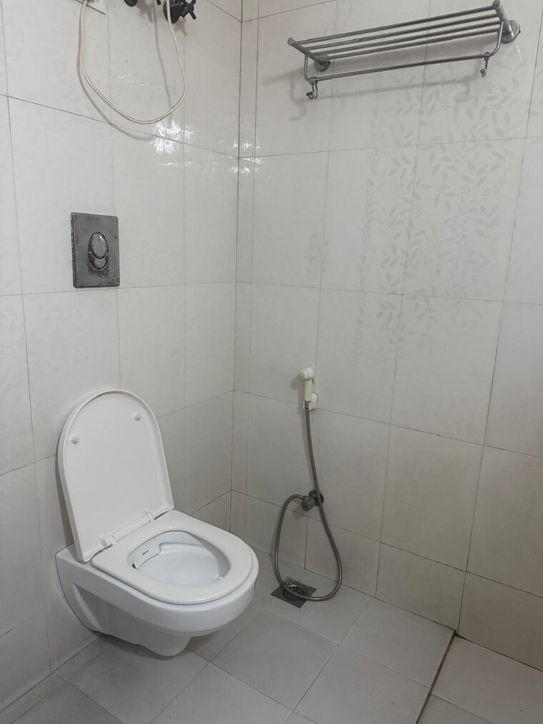 Bathroom, sukhdev vihar 3 Bedroom 4500 Sq.Ft. Builder Floor In Sukhdev Vihar Delhi 9304604