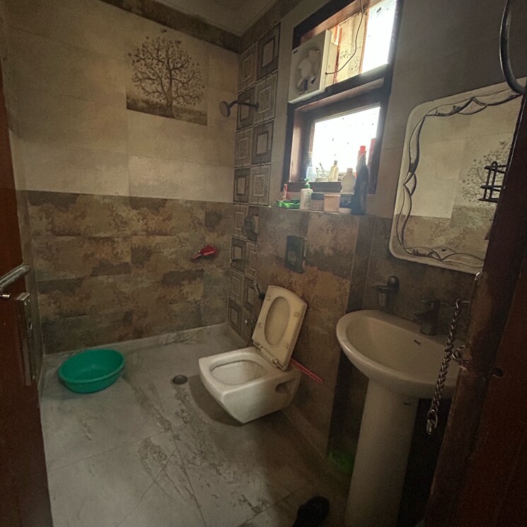 Bathroom, kotla mubarakpur 3 Bedroom 1150 Sq.Ft. Builder Floor In Kotla Mubarakpur Delhi 9304632
