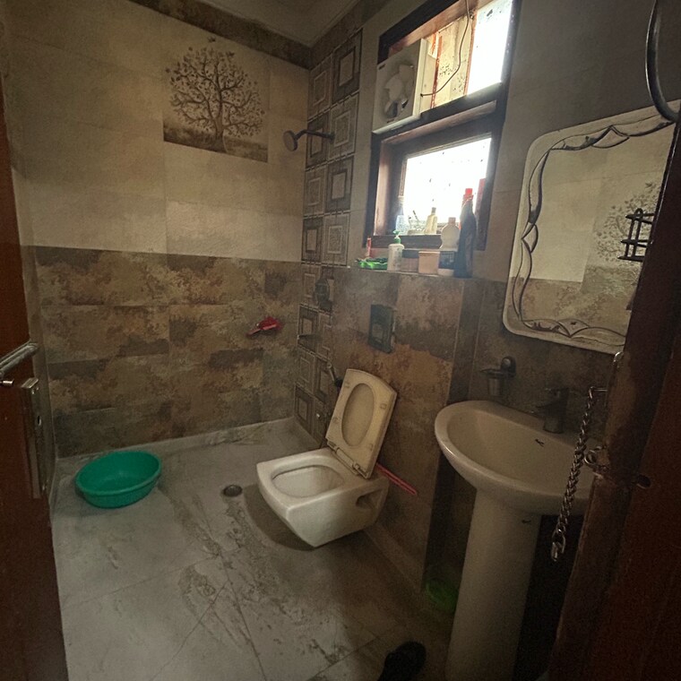 Bathroom, kotla mubarakpur 3 Bedroom 1150 Sq.Ft. Builder Floor In Kotla Mubarakpur Delhi 9304632