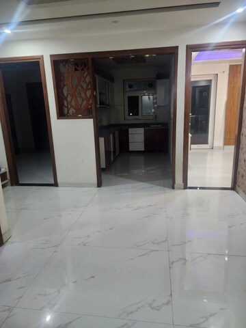 Room in 2.5 BHK Apartment at Smart World Gems, Sector 89 – for Rent