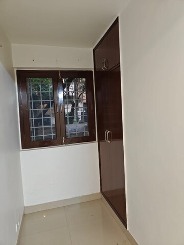 Furnished Amenities in 3 BHK Apartment at Vasant Kunj – for Rent