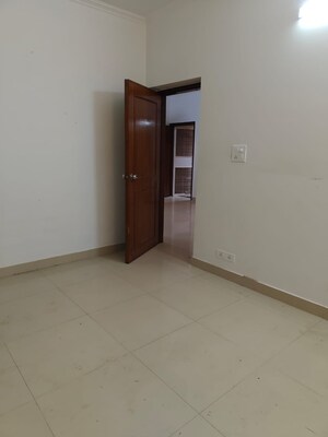 Room in 3 BHK Apartment at Vasant Kunj – for Rent