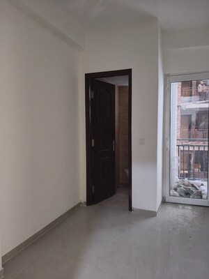 Room in 3.5 BHK Apartment at Omaxe Residency II, Gomti Nagar – for Rent