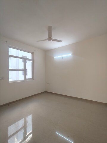 Room in 3.5 BHK Apartment at Omaxe Residency II, Gomti Nagar – for Rent
