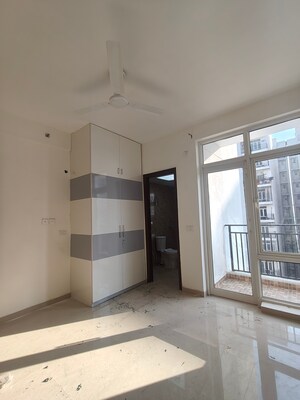 Room in 3.5 BHK Apartment at Omaxe Residency II, Gomti Nagar – for Rent