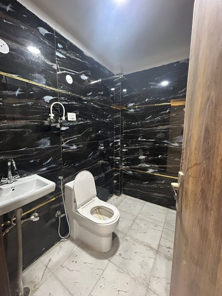 Gym, saket 2 Bedroom 80 Sq.Yd. Builder Floor In Saket Delhi 9304789