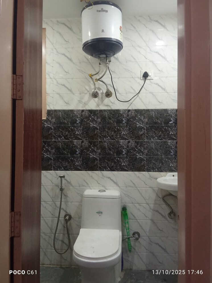 Bathroom, chattarpur 2 Bedroom 80 Sq.Yd. Apartment In Chattarpur Delhi 9304961