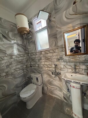 Bathroom in 1 BHK Apartment at Maidan Garhi – for Rent