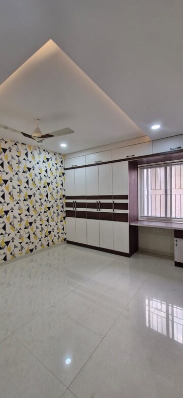 Room in 3 BHK Builder Floor at Kondapur – for Rent