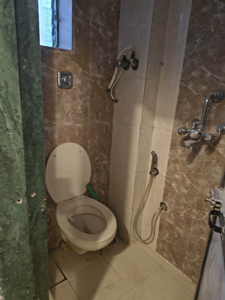 Bathroom, tolaram-building 2 Bedroom 800 Sq.Ft. Apartment In Chembur Mumbai 9305034