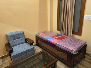 Bedroom in 1.5 BHK Independent House at Gomti Nagar – for Rent