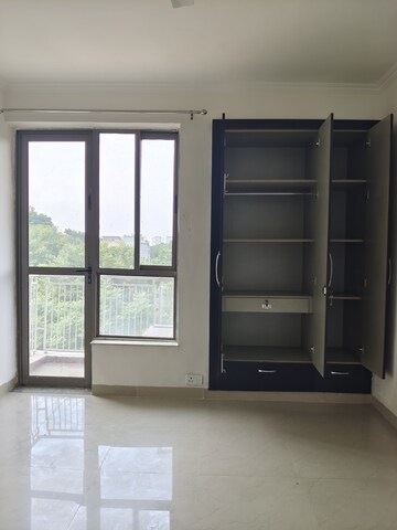 Room in 2 BHK Apartment at Unitech Uniworld Gardens 2, Sector 47 – for Rent